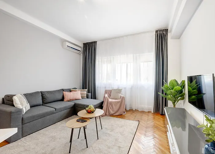 Piata Romana With Balcony Апартаменти Бухарест