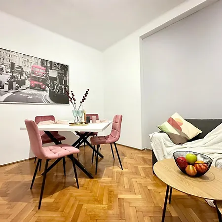 아파트 Piata Romana With Balcony 부쿠레슈티