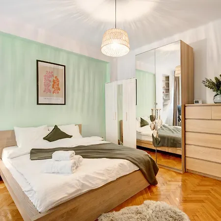 Piata Romana With Balcony Apartament