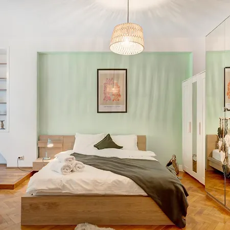 Piata Romana With Balcony Apartment *