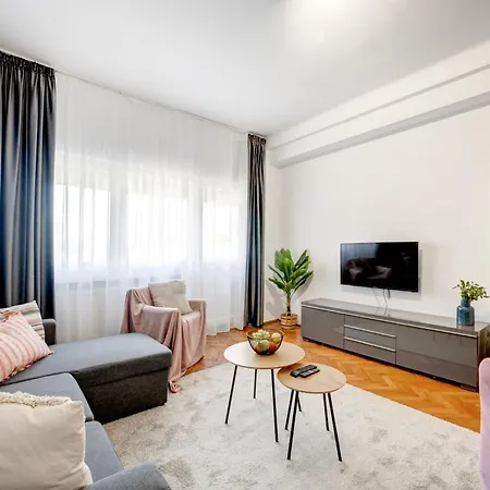 Piata Romana With Balcony Apartment *