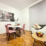 Apartament Piata Romana With Balcony Bucureşti